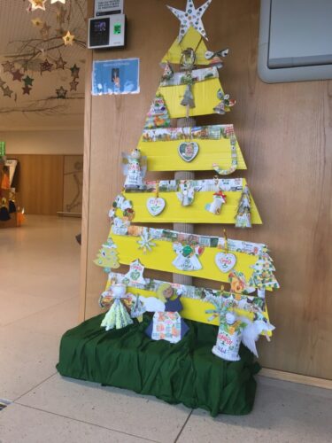 Exposição da nossa Árvore de Natal Amarela no hall de entrada da escola.