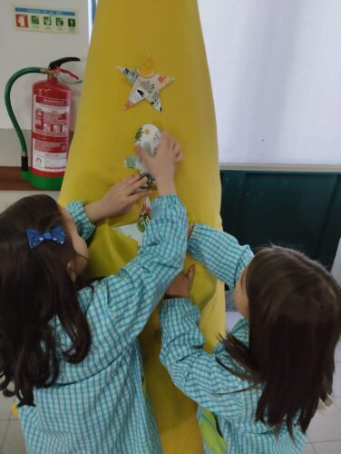 E depois de já muitos trabalhos realizados ,as crianças começaram afixar-los na árvore amarela.
