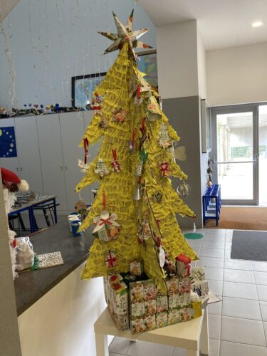 Árvore de Natal Amarela enfeitada com enfeites elaborados com embalagens de Tetrapak da Compal, no hall do Centro Escolar de Duas Igrejas.