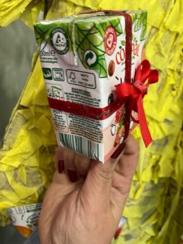 Árvore de Natal Amarela_enfeite de Natal elaborado com embalagem Tetrapak da Compal onde são visíveis os símbolos FSC e Tetrapak.