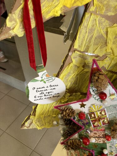 Árvore de natal amarela_Enfeites de Natal elaborados com embalagem Tetrapak da Compal