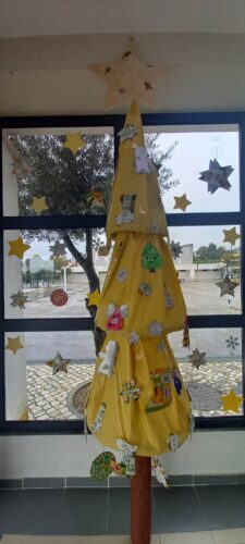 "Este ano, a Árvore de natal é Amarela"- A nossa Árvore depois de concluída foi pendurada no corredor da entrada da escola. É constituída por 3 cones de rede, forrados com manga plástica, sobrepostos e decorada com motivos de Natal.