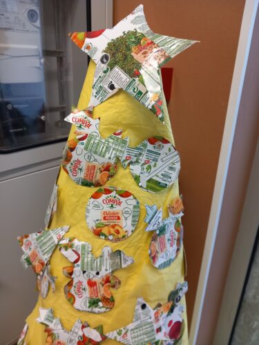 Os alunos reciclaram um cone de cartão existente na escola e forraram com papel de desperdício amarelo.