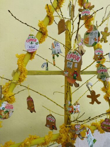 A decoração da nossa árvore amarela.<br/>Todos os enfeites foram feitos em cartão e decorados com embalagens da Compal.