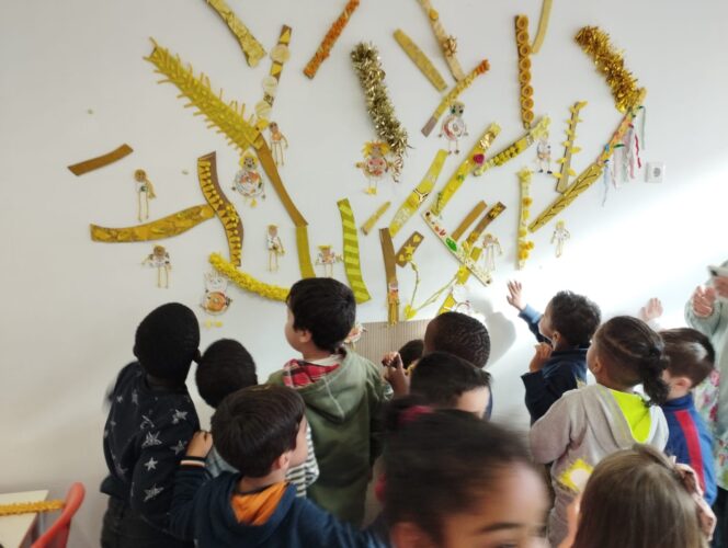 Cada criança foi colocar o seu ramo, elaborado em família, na parede do refeitório para juntos, construirmos a nossa árvore de Natal amarela.