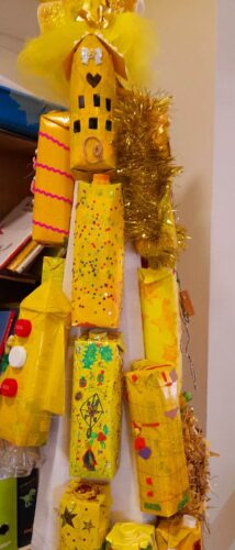 Árvore feita com pacotes da Compal/Tetrapak,<br/>Desafio de casa: cada criança ficou responsável por pintar de amarelo um pacote da Compal/Tetrapak e personalizá-lo, com a ajuda dos pais.