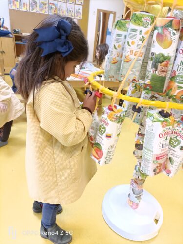 Árvore realizada pelos alunos do Jardim de Infância, construída essencialmente com embalagens do sumo Compal.