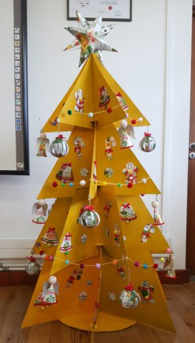 Este Ano, a Árvore de Natal é Amarela<br/>Desafio Tetrapak – Compal 2023<br/>Modelo: Árvore de Natal<br/>Escola: Escola Básica de Âncora