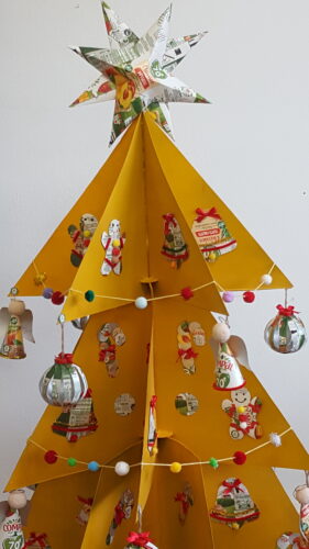 Os enfeites escolhidos feitos com embalagens Compal Tetrapak para esta árvore de Natal foram:<br/>• Estrela de Natal<br/>• Anjos<br/>• Bolas em 3D<br/>• Bengalas<br/>• Sinos<br/>• Bonecos de gengibre<br/>• Bolas de vários tamanhos
