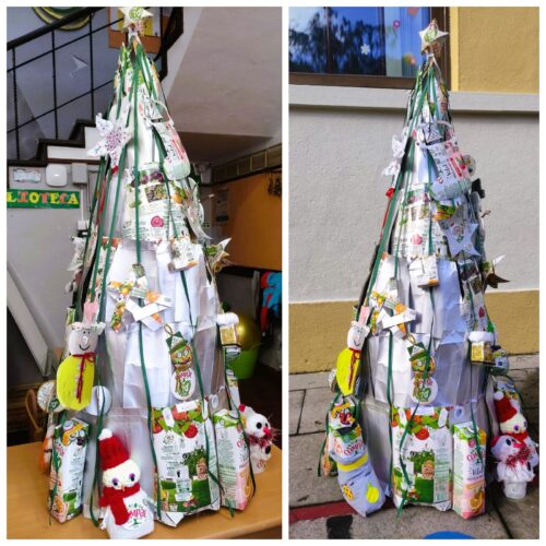 A nossa Árvore de Natal no espaço escolar! Inicialmente ficou exposta na parte exterior mas devido ao mau tempo recolhemos-a para a entrada.<br/>Foi criada com a parte prateada de várias embalagens Compal.