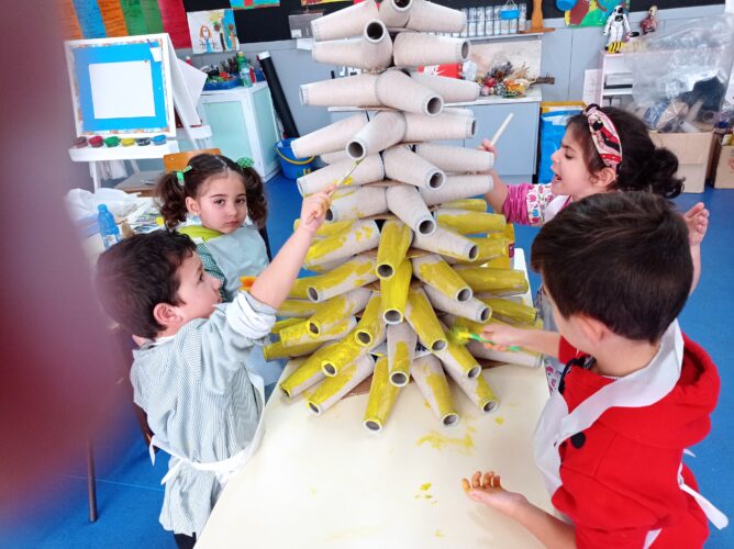 Título: Montagem e Pintura da estrutura da árvore amarela<br/>Em trabalho de pequenos grupos as crianças montaram e pintaram com a cor amarela a estrutura da árvore por eles escolhida, com a colaboração das famílias.