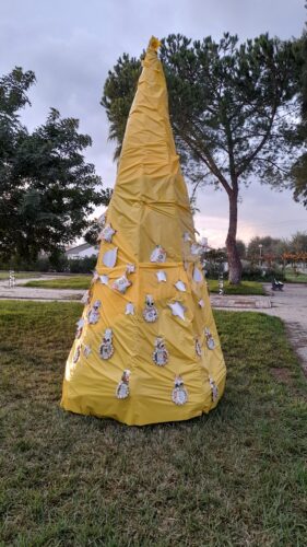 Árvore de Natal amarela, com 2,5 metros, no recinto escolar