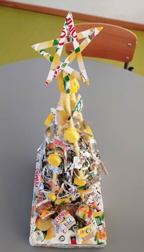 Este ano, a árvore de Natal é amarela!<br/>Este trabalho foi realizado com embalagens da Compal, arame e fios.