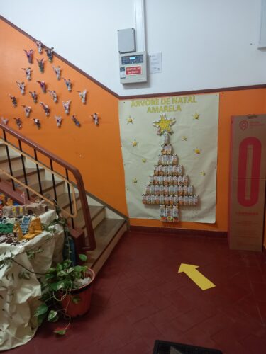Escola EB/JI de Lagoa - Árvore de Natal Amarela <br/>Este ano a árvore de Natal foi amarela.
