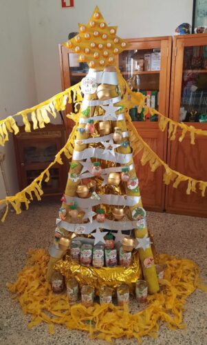 "Árvore de Natal Amarela - Resíduos com Arte"<br/>A árvore foi construída e está em exposição, no hall de entrada da escola.
