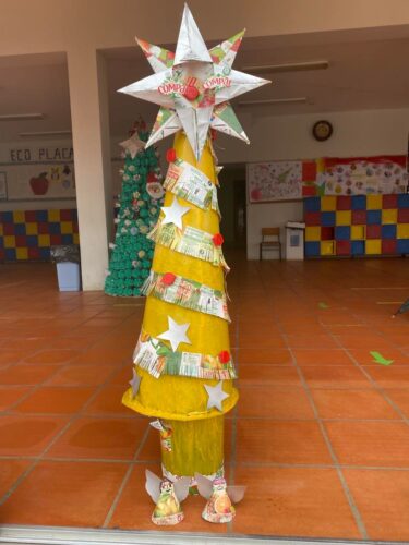 A árvore de Natal inserida no espaço escolar, um polivalente com acesso a todos os alunos e visibilidade para o exterior.