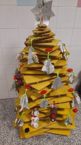 A Árvore de Natal Amarela, construida com cartão e embalagens Tetrapak está exposta na sala da Pré