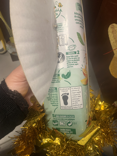 Árvore da Partilha - Anjo feito a partir de pacotes Tetrapak, pratos de papel e restos de fitas de Natal, da Árvore Amarela, com os símbolos FSC e Tetrapak - EB1 e J.I. de Mora