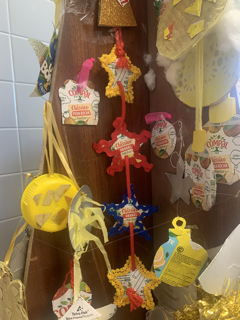 Estrelas de Natal elaboradas em crochet e pacotes Tetrapak da Compal, feito por um aluno do pré-escolar com a colaboração da avó.