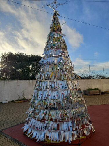 Árvore de Natal (vista geral) - Decorámos a Árvore de Natal no pátio da escola com embalagens tetra pak, dando primazia às embalagens Compal.