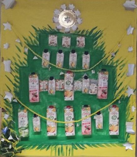 Árvore de Natal com estrela construída com prato de bolo reutilizado e estrelas construídas com embalagens Compal.