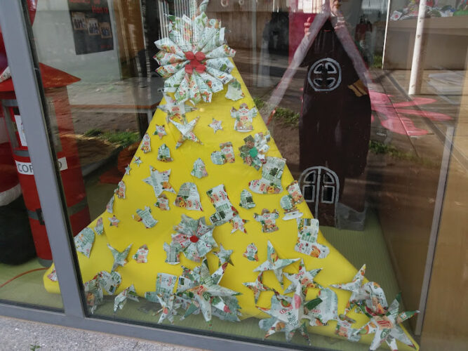 Árvore de Natal Amarela Futurista junto à janela da Escola para toda a comunidade poder apreciar.