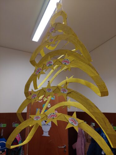 A nossa árvore de Natal Amarela foi colocada no hall de entrada do Jardim de Infância