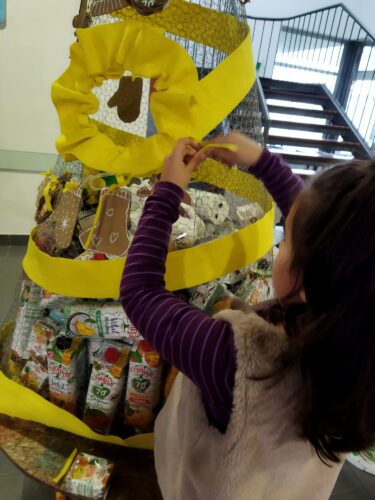 Os alunos/comunidade escolar depositaram embalagens no Ecoponto “Árvore de Natal Amarela”, dando-lhe preenchimento, cor e criatividade. Exemplificaram um gesto de consciência para a reciclagem, dando palco à mensagem de sustentabilidade.