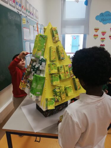 Depois de todas as caixas coladas, os alunos pintaram-na de amarelo, não deixando porém de se ver quais as embalagens utilizadas.