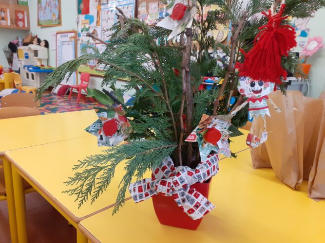 Árvore orgânica de Natal, com decorações das embalagens da compal