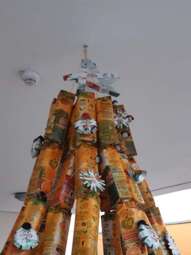 Árvore de Natal Amarela da Escola EB1 /JI de Salvaterra de Magos <br/>A sua estrutura em cordões com embalagens, suspensos no teto formando 1 árvore tridimensional, pintada de amarelo, com enfeites de Natal elaborados com embalagens e as tampas e 1 estrela.