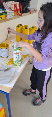 Pintura das embalagens com tinta de esmalte amarela