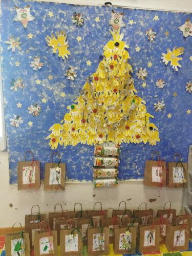 "Natal Amarelo"- Este ano os alunos da sala B do Pré Escolar resolveram fazer a sua Árvore Amarela.