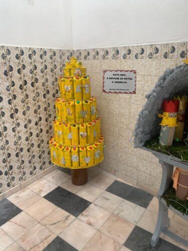 Árvore de Natal Amarela:<br/>As crianças pintaram de amarelo cada embalagem Tetra Pak da Compal e os adultos colaboraram na montagem e decoração da árvore.
