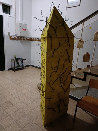 Pinheirinho Amarelo da Escola da Lagarteira<br/>Estrutura do pinheiro (cartão pintado com guache amarelo, já existente na escola), com os galhos caídas das árvores existentes no espaço da unidade educativa.
