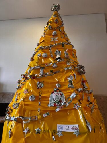 Árvore de Natal Amarela - Centro Escolar da Saldida