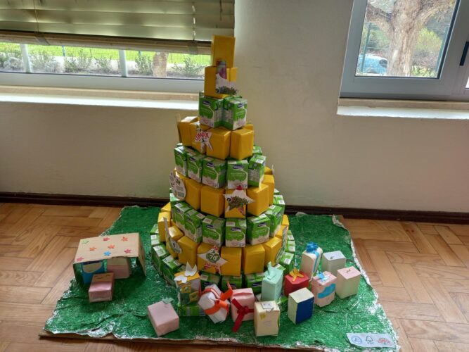 Última fase da construção da Árvore de Natal Amarela: os alunos enfeitaram com os pormenores por eles escolhidos.