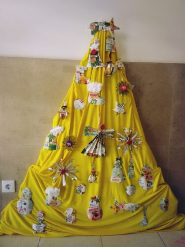 "Árvore de Natal Amarela" - Esta é a árvore de Natal que os alunos da EB de Telhado, do Agrupamento de Escolas D. Maria II, construíram com diversos materiais descartáveis.