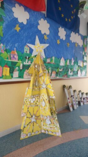 Enquadramento da Árvore de Natal Amarela na Escola