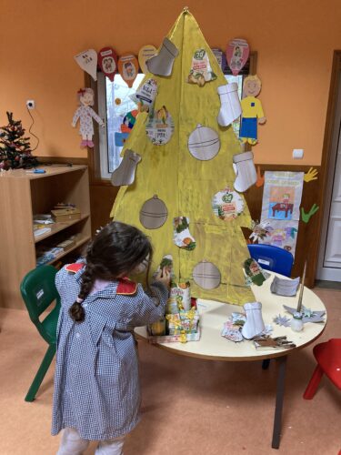 As crianças a construirem a árvore