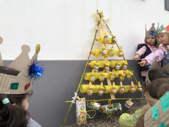 A Árvore de Natal Amarela foi colocada na entrada principal do JI, ao lado da escadaria da entrada. Foi conseguida com a participação dos pais e da comunidade envolvente assente no apelo: "Neste Natal Vamos Dar Prendas ao Eco Ponto Amarelo?"