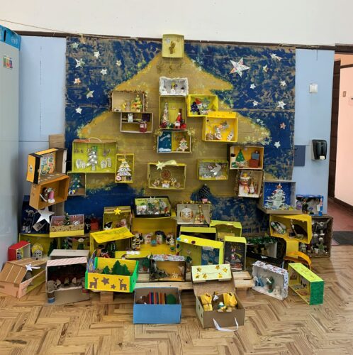 Árvore de Natal Amarela.<br/>Os trabalhos realizados pelos alunos e suas famílias compõem a Árvore de Natal montada numa sala de aula da escola.