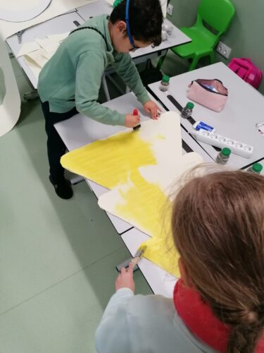 Crianças a pintarem de amarelo a árvore 2.jpeg