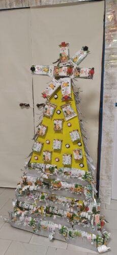Árvore de Natal Amarela do CSSJP<br/>A árvore de Natal do Centro Social Santa Joana Princesa ficou exposta no piso do pré-escolar.