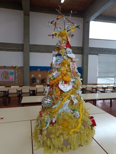 Árvore de Natal amarela - trabalho final<br/>A árvore de natal foi elaborada com materiais reciclados e com motivos de natal construídos pelos alunos em contexto familiar, reutilizando embalagens da marca compal - Tetra Pak.