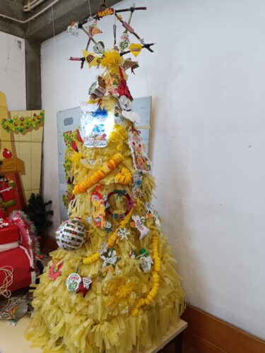 Árvore de Natal amarela pormenorizada<br/>Após concluída a estrutura da árvore, esta foi decorada com motivos alusivos ao natal elaborados pelos alunos em colaboração com as famílias.