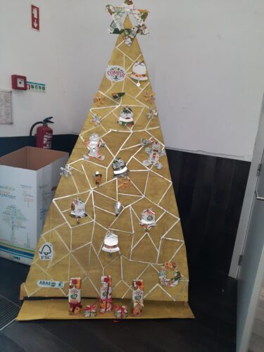 "A nossa árvore de Natal"<br/>A árvore foi colocada no átrio da entrada da nossa escola, com grande visibilidade para todos.