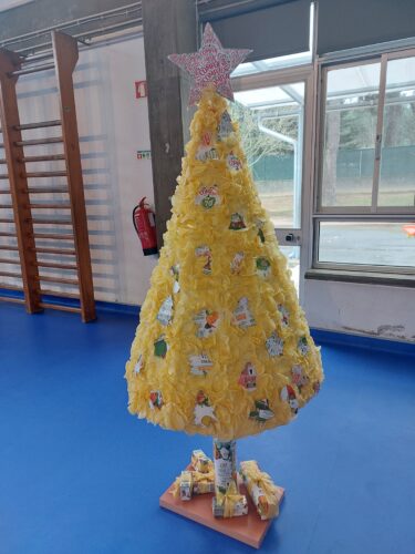 Árvore de Natal Amarela Eco-Escolas no Pavilhão Polivalente