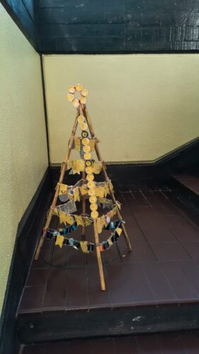 A Árvore Amarela - árvore colocada na zona de passagem dos alunos para decoração em local bem visível.