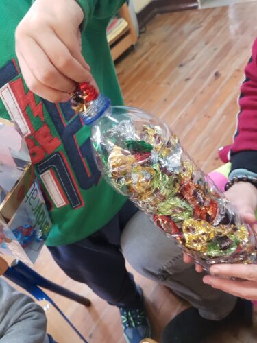 As Crianças encheram com entusiasmo ,e de modo delicado diversas garrafas de plástico, com diversos tipos de materiais(papéis de bombons e de rebuçados,...).<br/>Estas garrafas fazem parte da montagem do "tronco" da nossa "Árvore de Natal é amarela"!